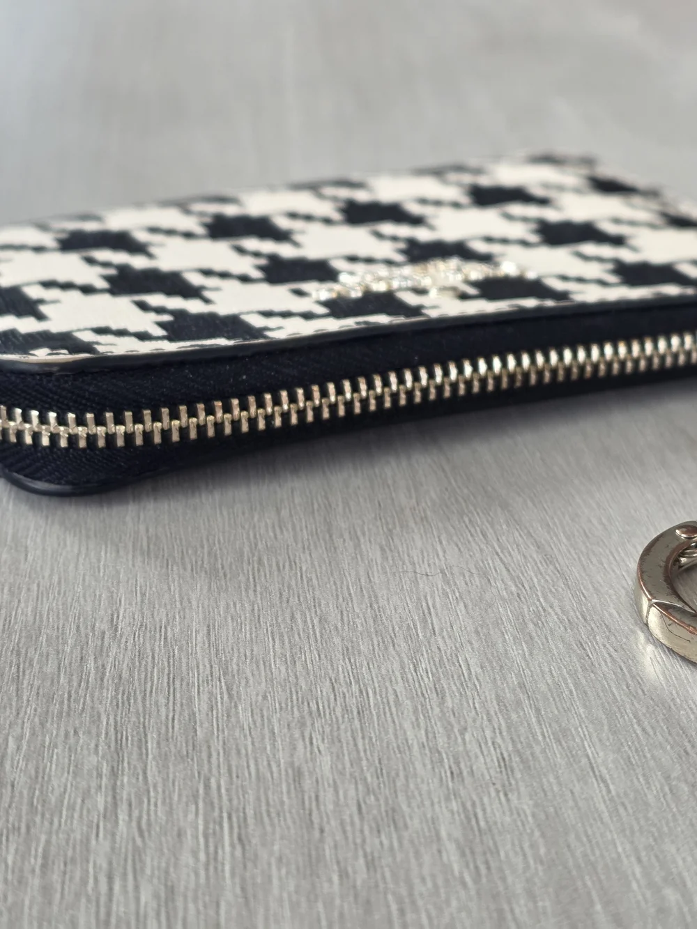 kate spade houndstooth zip key pouch - black & white